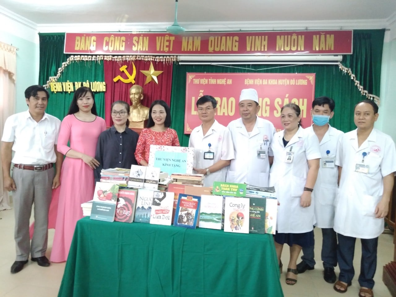 Thư viện Nghệ An tặng sách cho các thư viện cơ sở  huyện Đô Lương